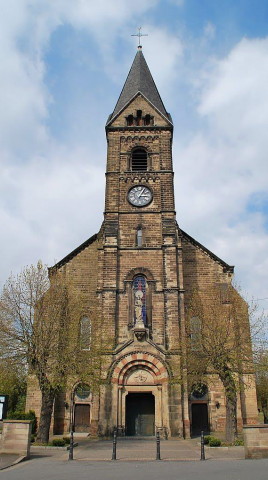 Kirchenfront mit Fahnen